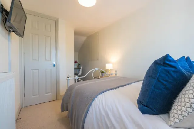 6 Bedroom Apartment room image 1