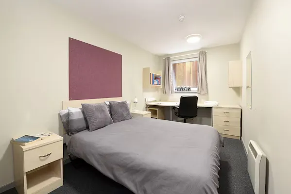 One Bed Apartment Silver room image 1