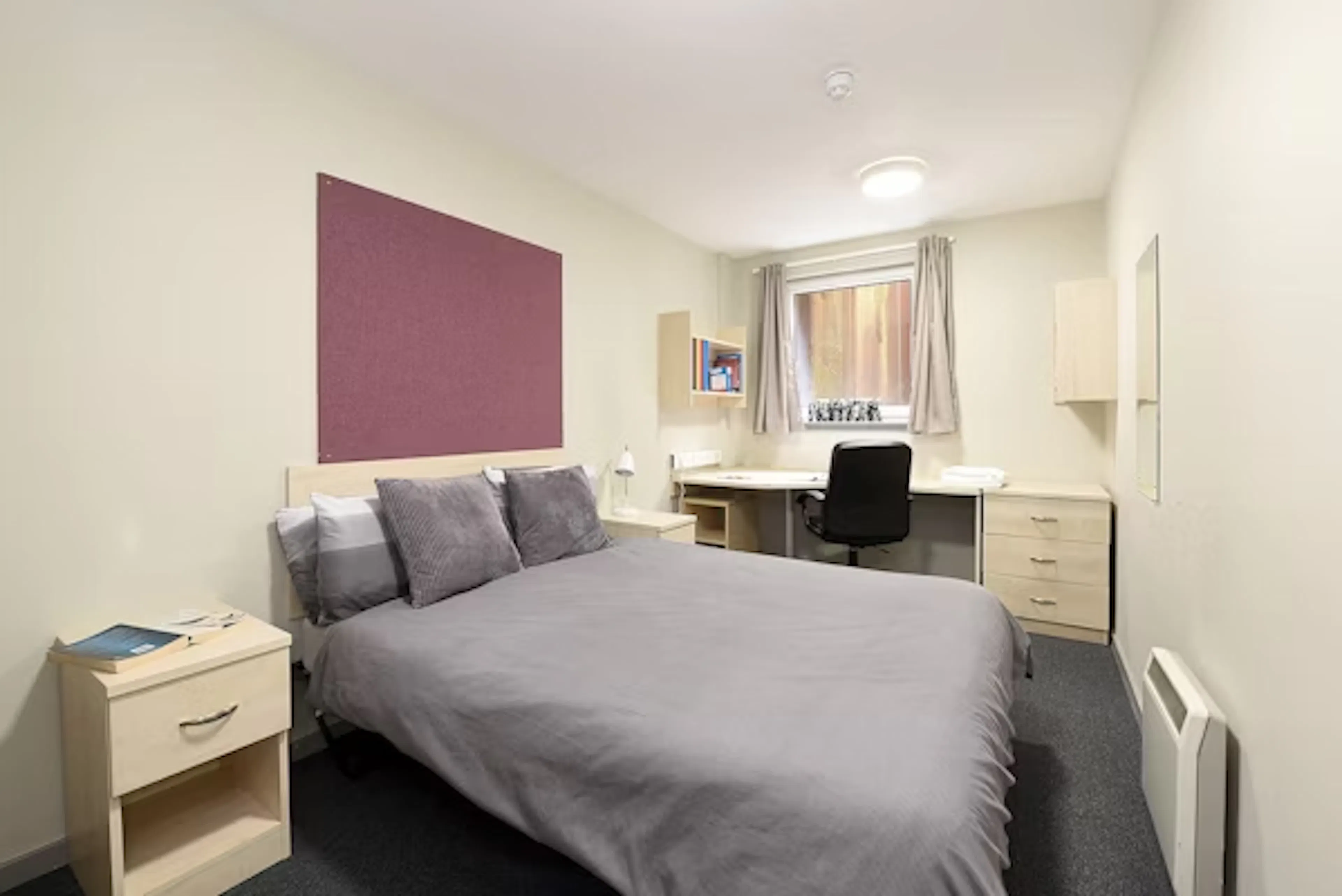 One Bed Apartment Silver ROOM 3