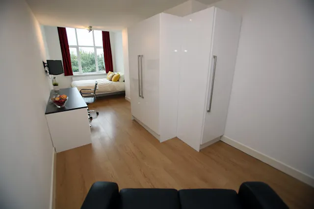 Silver Extra Large Courtyard Studio room image 1
