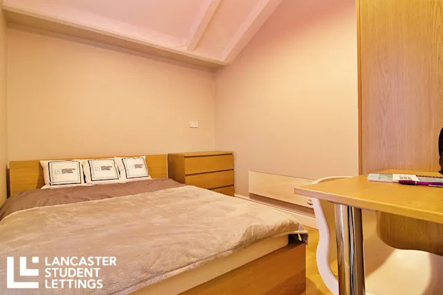 7 Bedroom Apartment room image 1