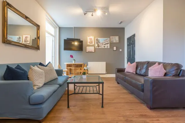 6 Bedroom Apartment room image 1