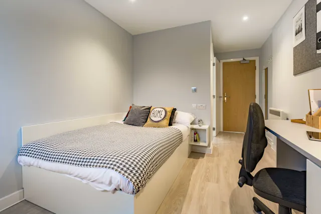 7 Bed Club En-suite room image 1
