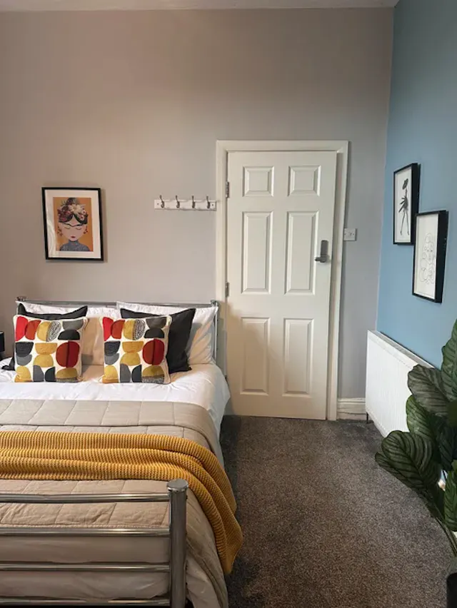 4 Bedroom Apartment Ensuite room image 1