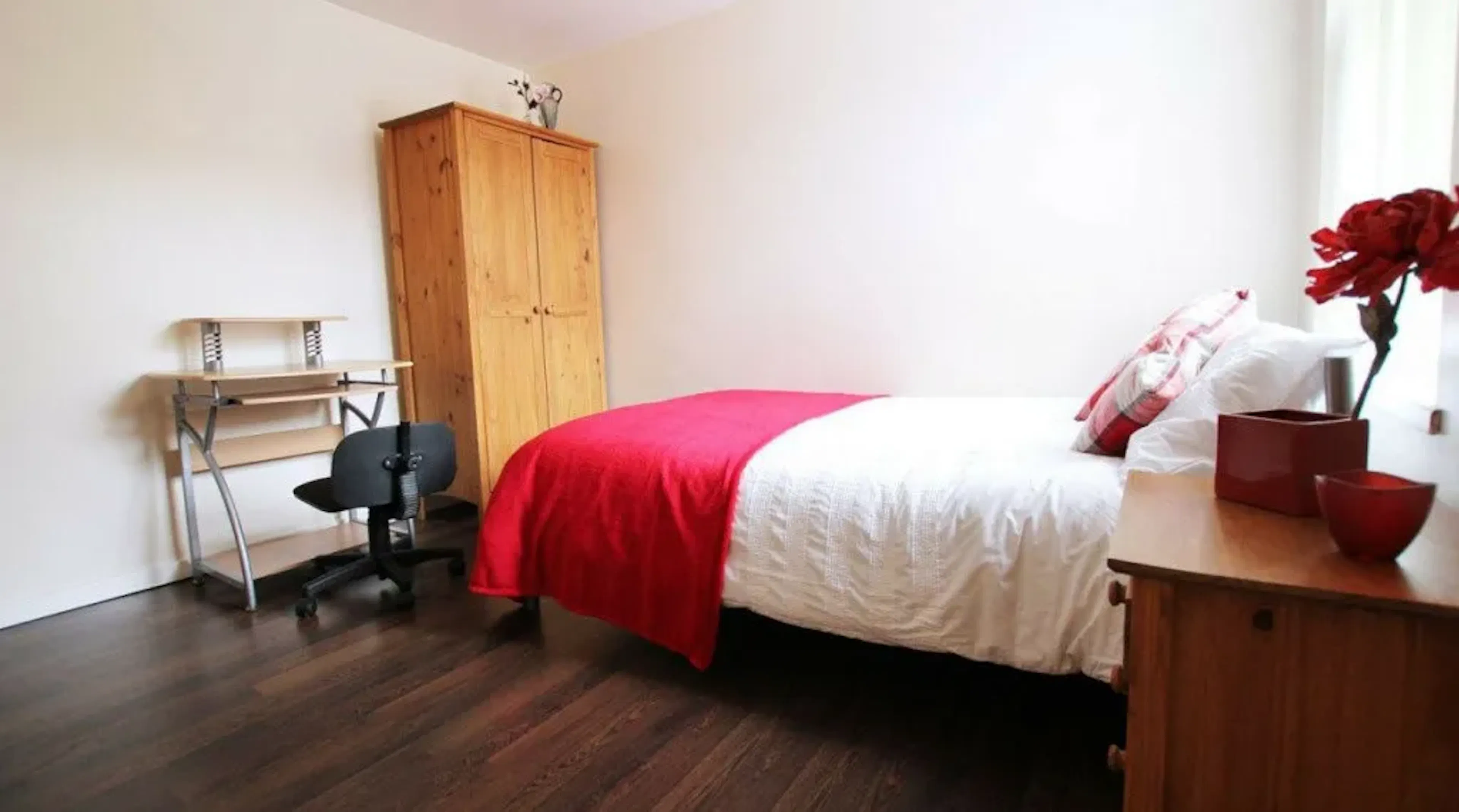 6 Bed Apartment ROOM 3