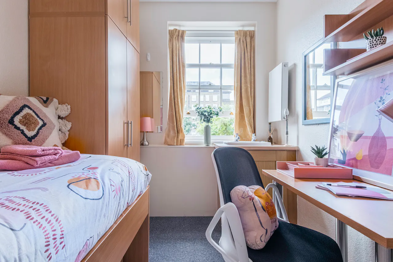 ROOM ROOM 1