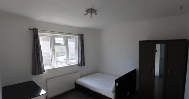 Spacious double bedroom in Limehouse room image 1