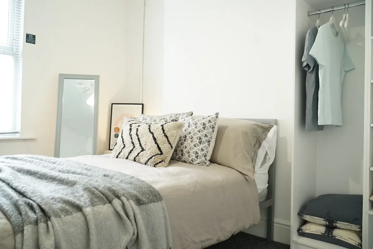 6 Bed Apartment ROOM