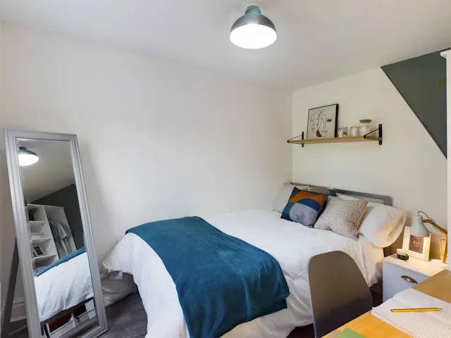 7 Bed Apartment room image 1