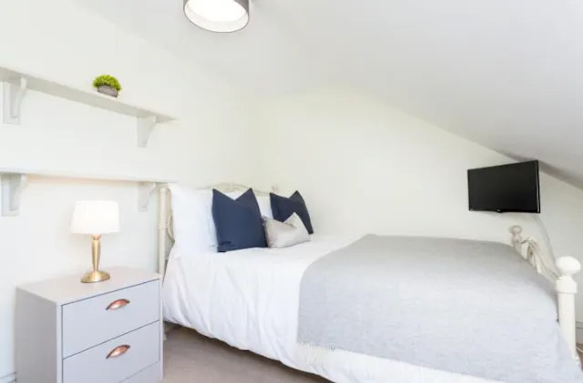 7 Bedroom Apartment room image 1