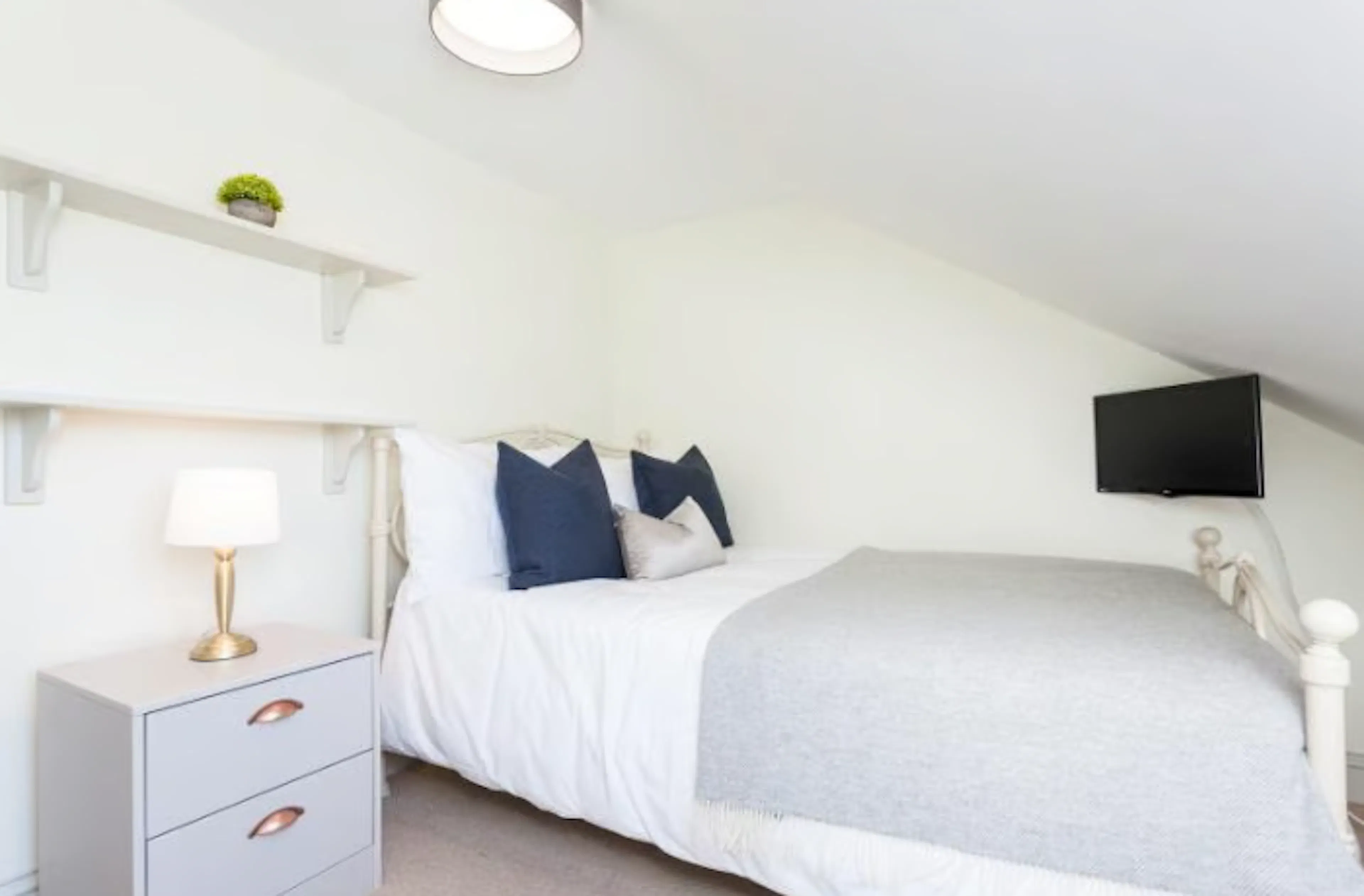 7 Bedroom Apartment ROOM 3