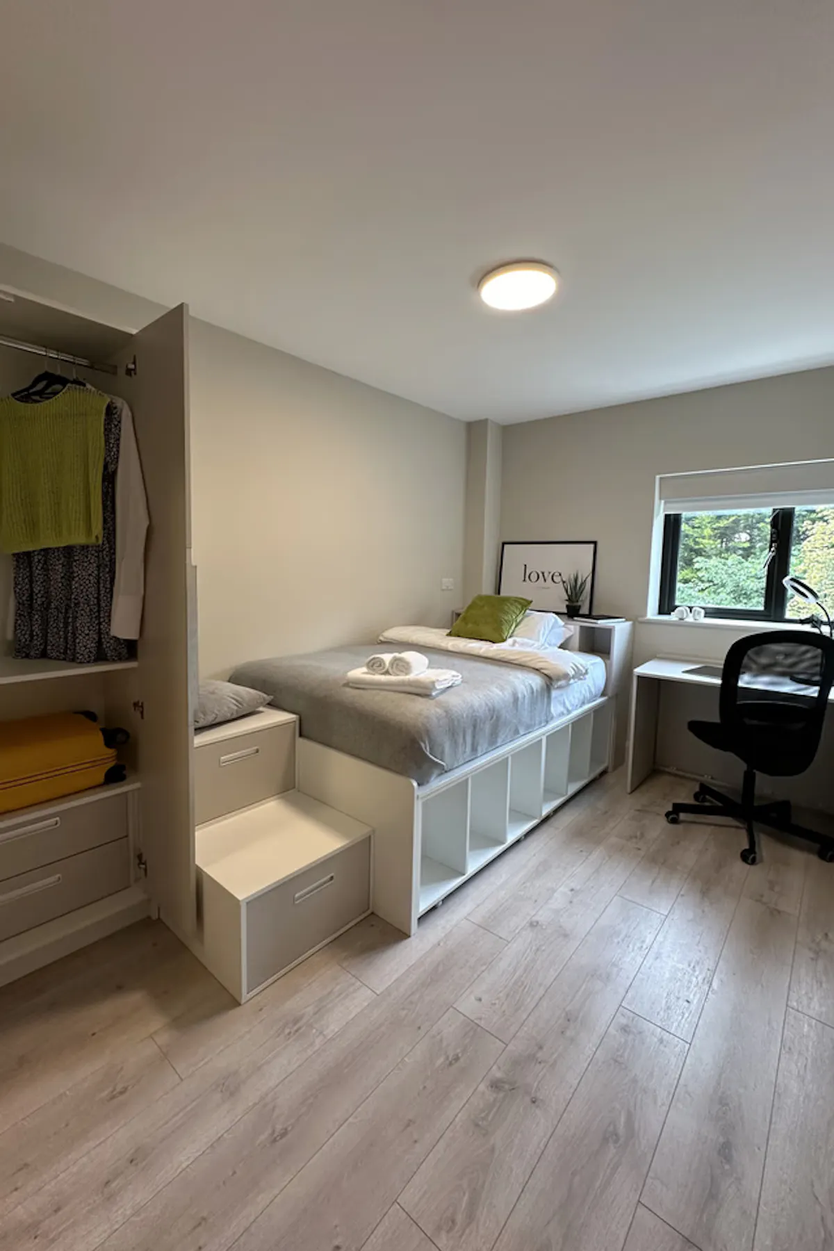 Superior Bedroom (Shared Bathroom) ROOM