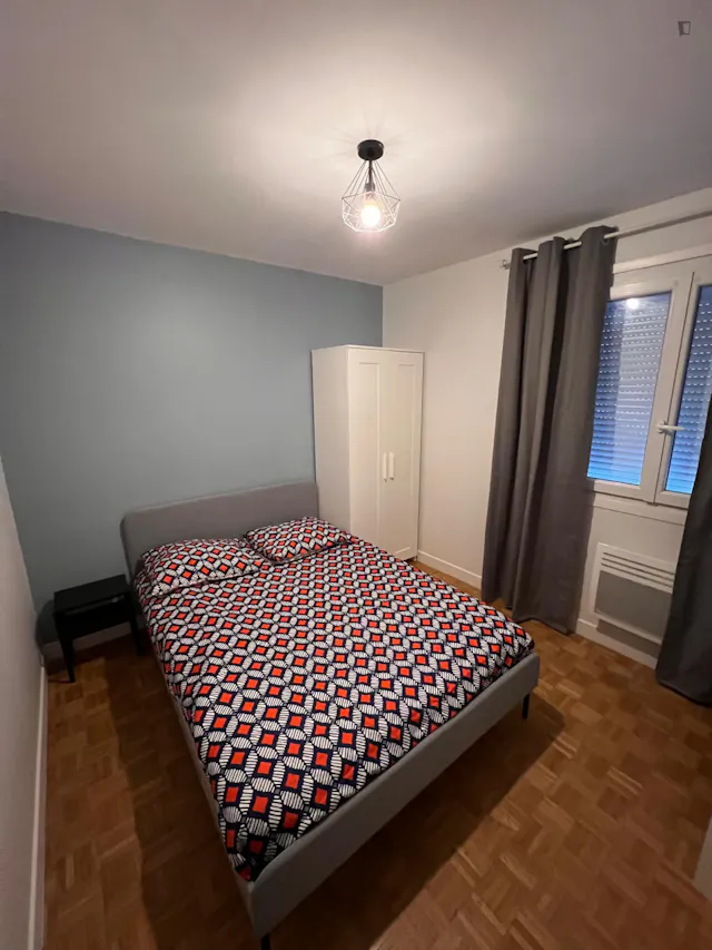Double bedroom, with balcony, in 4-bedroom apartment room image 1