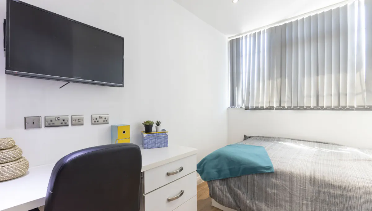 ROOM ROOM
