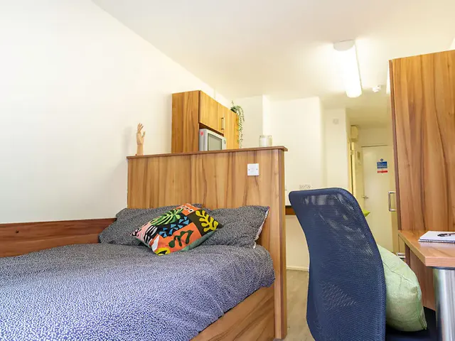 10 Bed Standard Ensuite room image 1