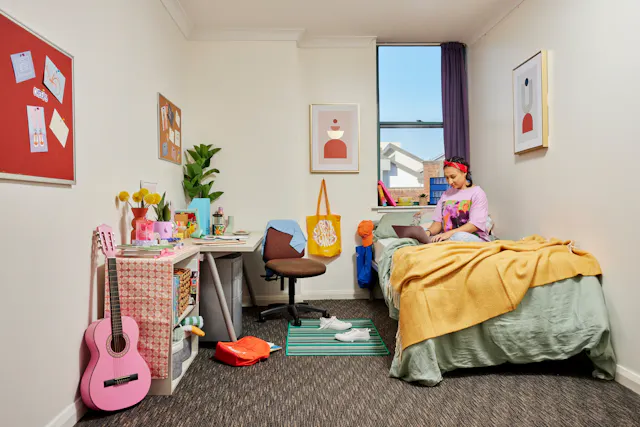 Twin Room in 6 Bed Apartment room image 1