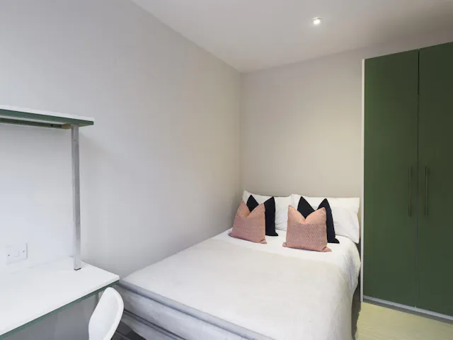 4 Bed Apartment room image 1
