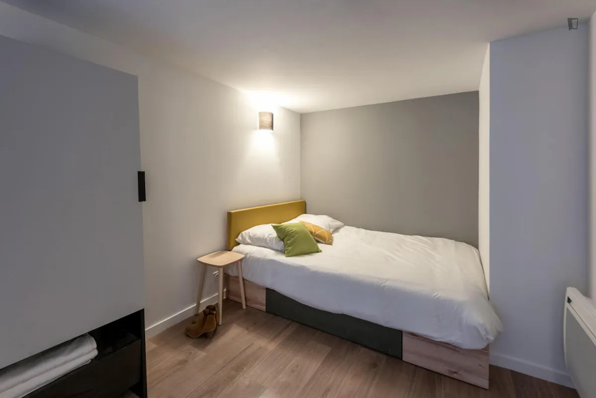 ROOM ROOM