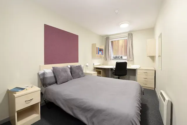 One Bed Apartment Bronze room image 2