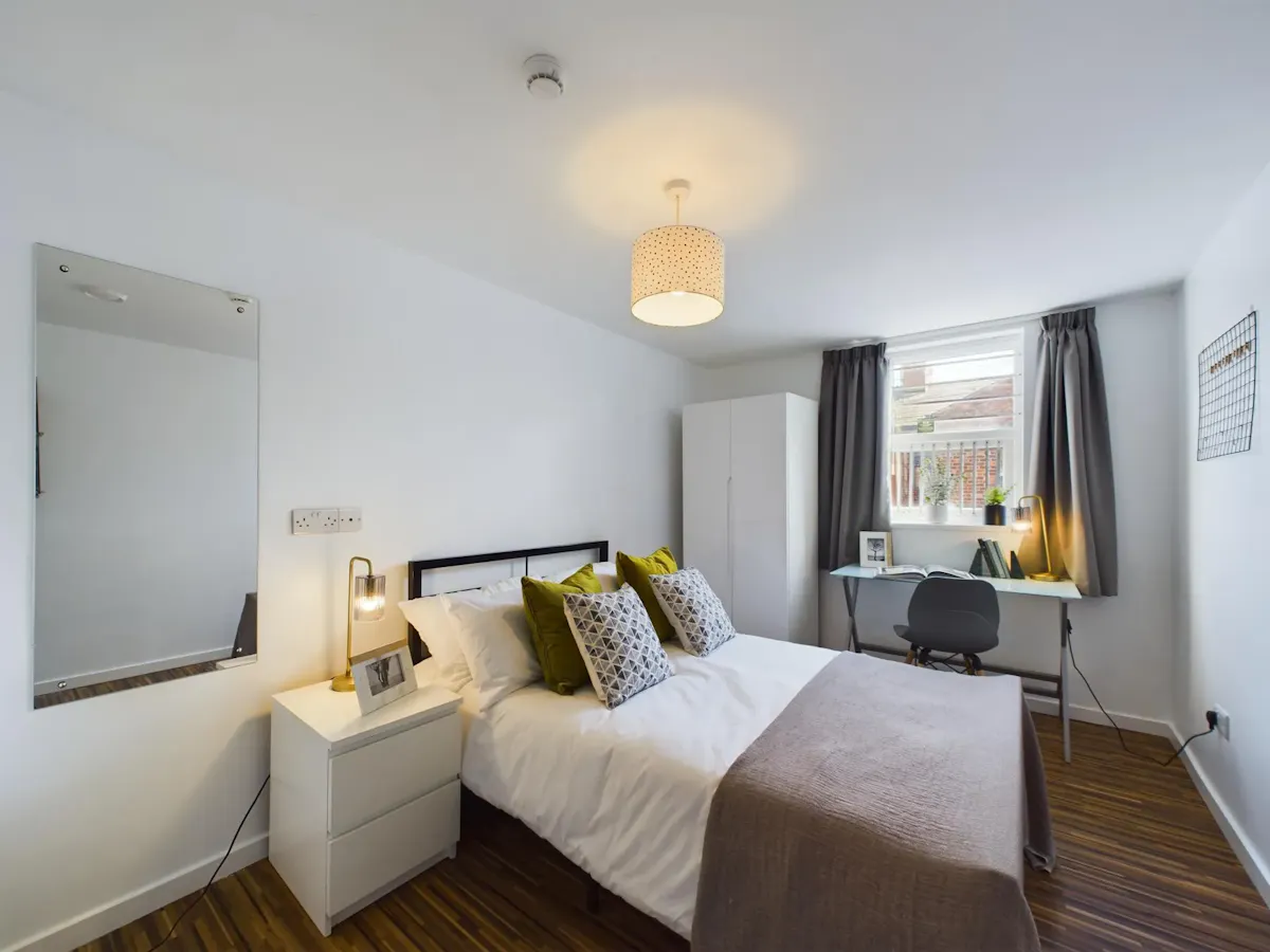 6 Bed Apartment ROOM