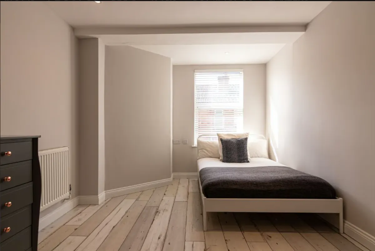 Seven Bedroom Apartment ROOM