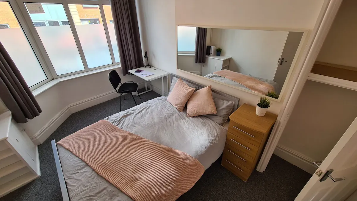 6 Bedroom Apartment ROOM