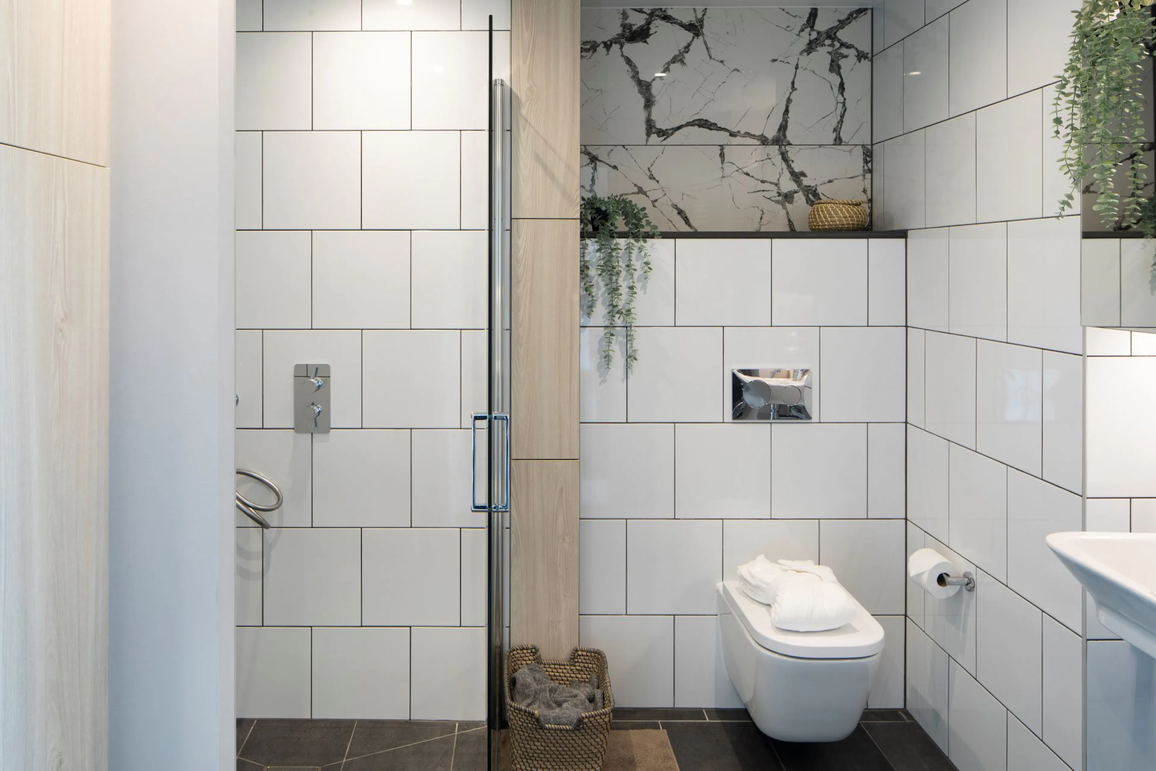 Roomy 1 Mid-century Modern BATHROOM 4