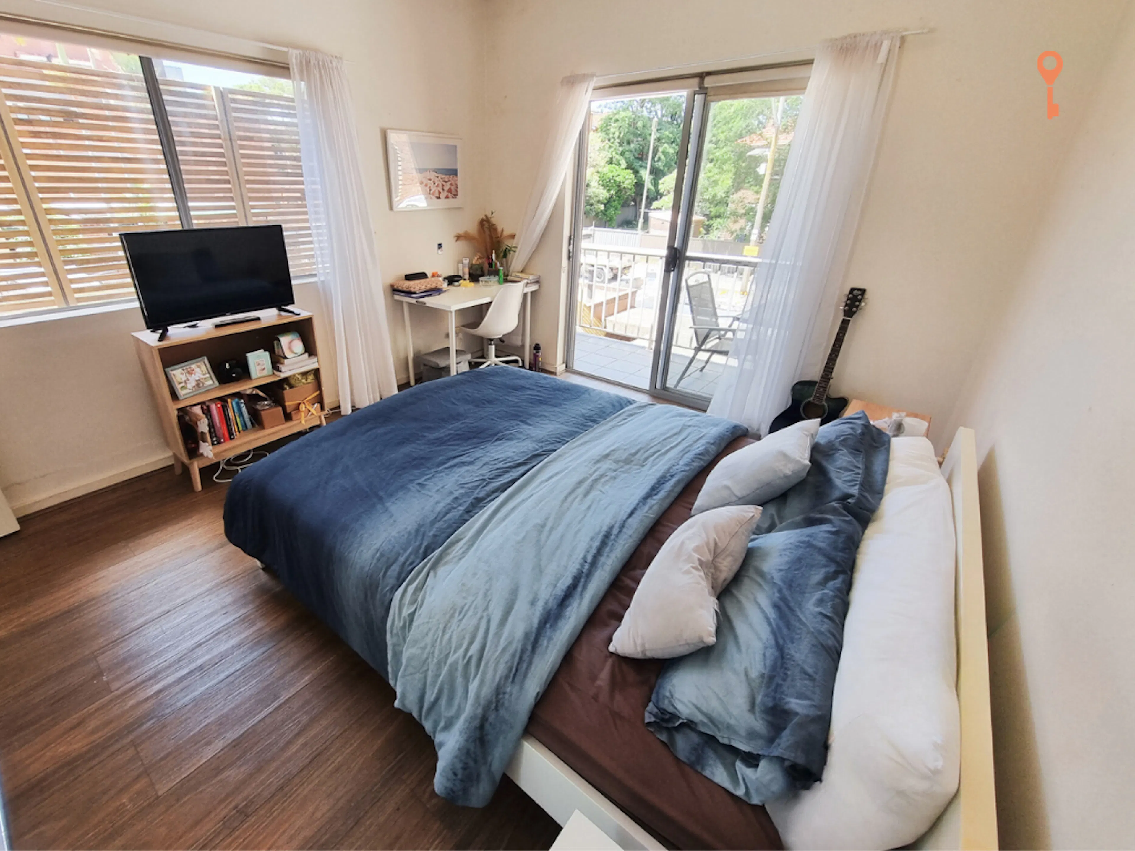 Single bedroom in 4-bedroom 2 bathroom apartment. ROOM 1