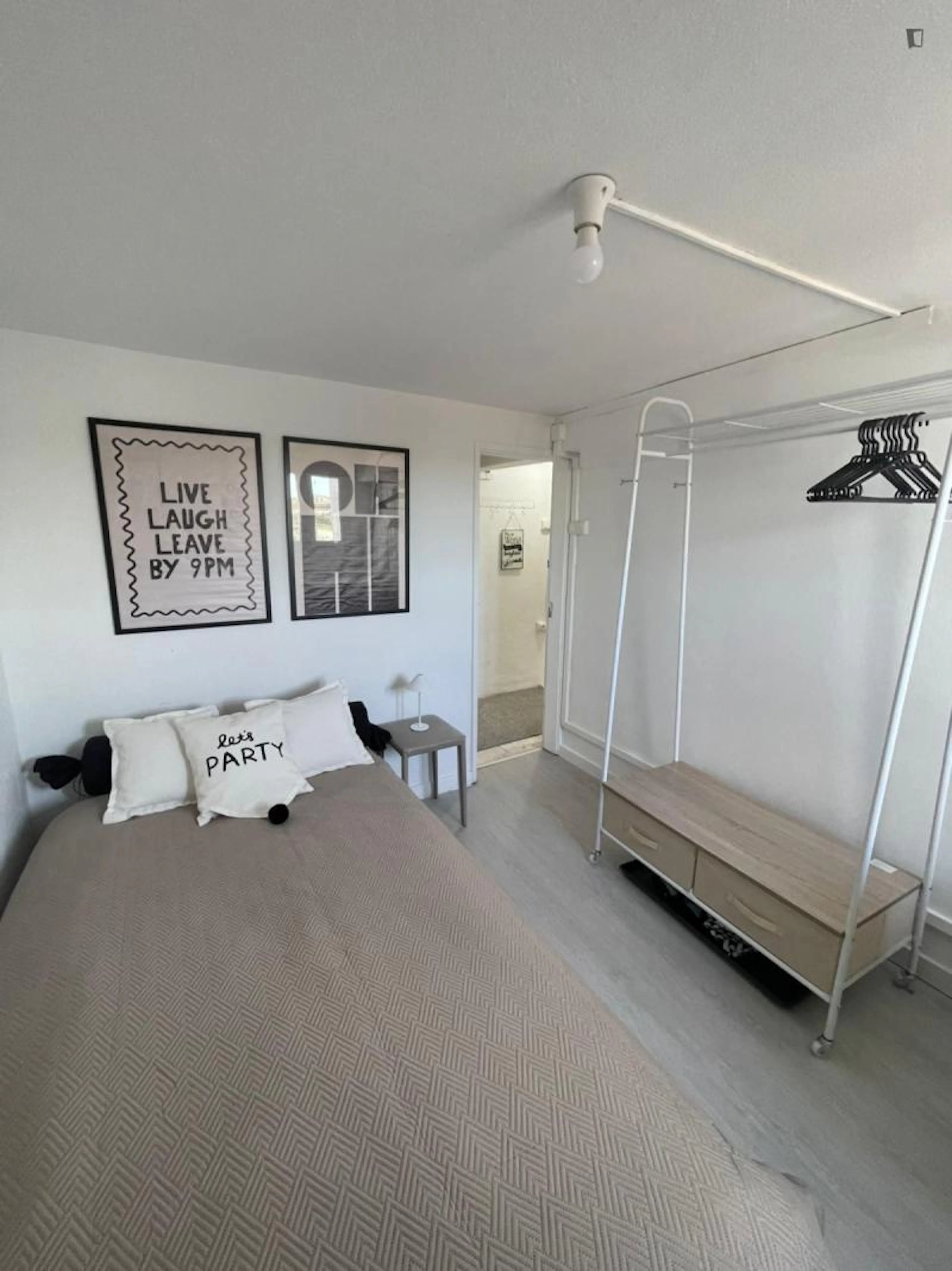 Cozy Single 9 Bedroom Apartment ROOM 1