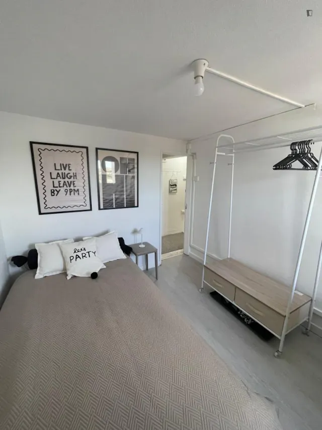 Cozy Single 9 Bedroom Apartment room image 2