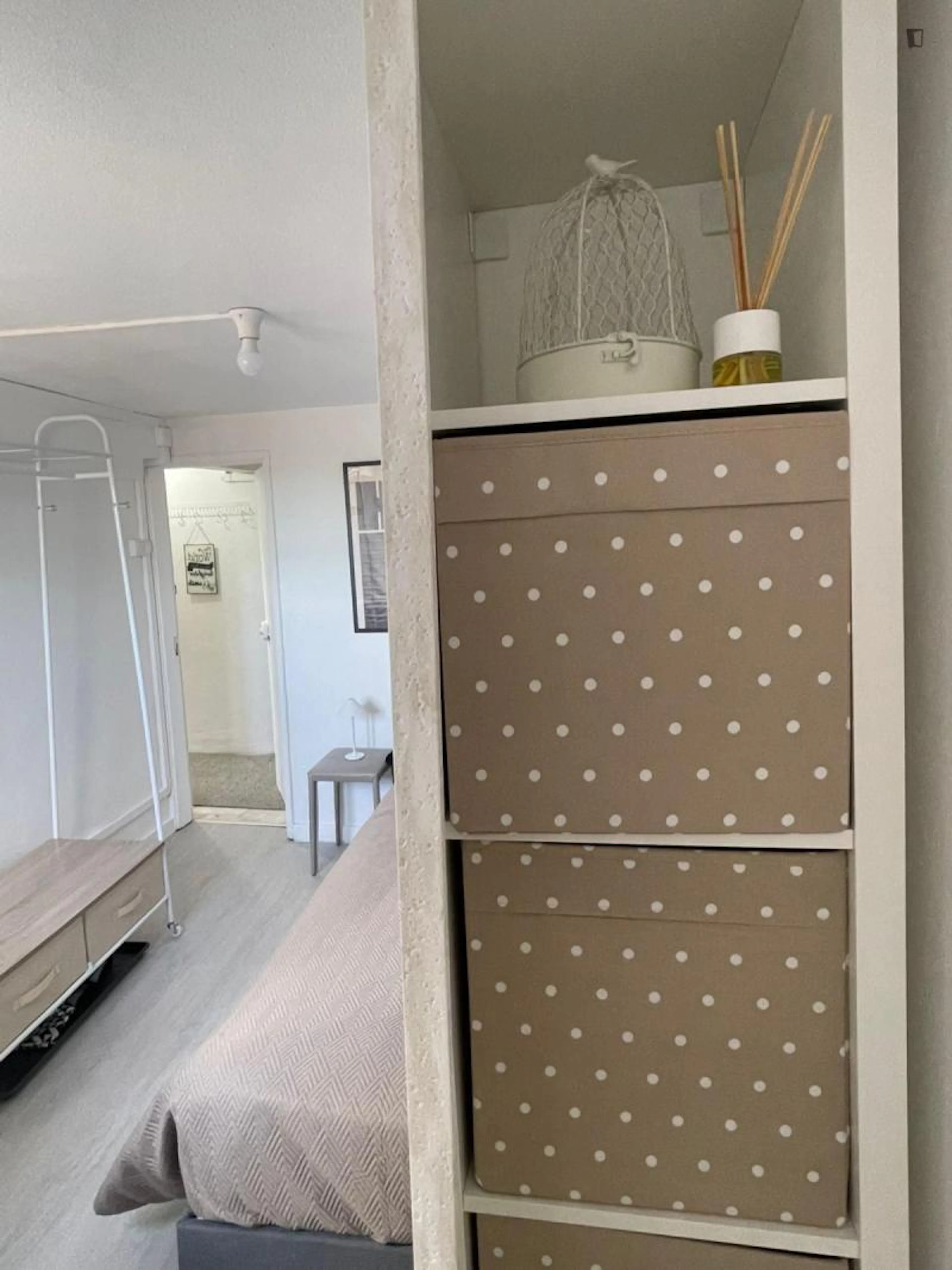 Cozy Single 9 Bedroom Apartment ROOM 2