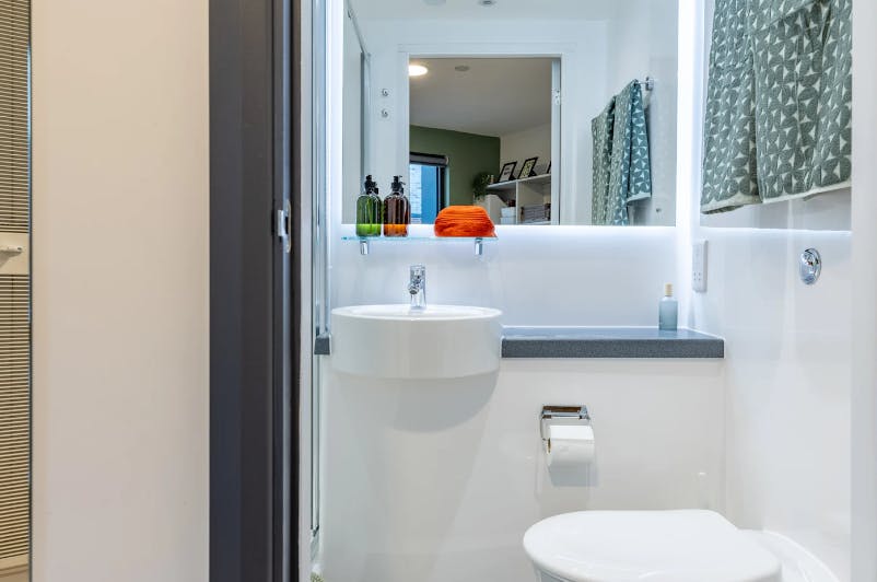 Silver En Suite