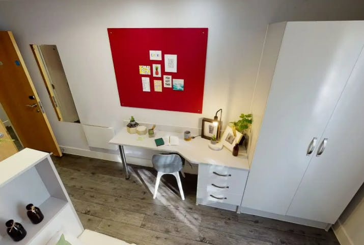 Silver En Suite Plus
