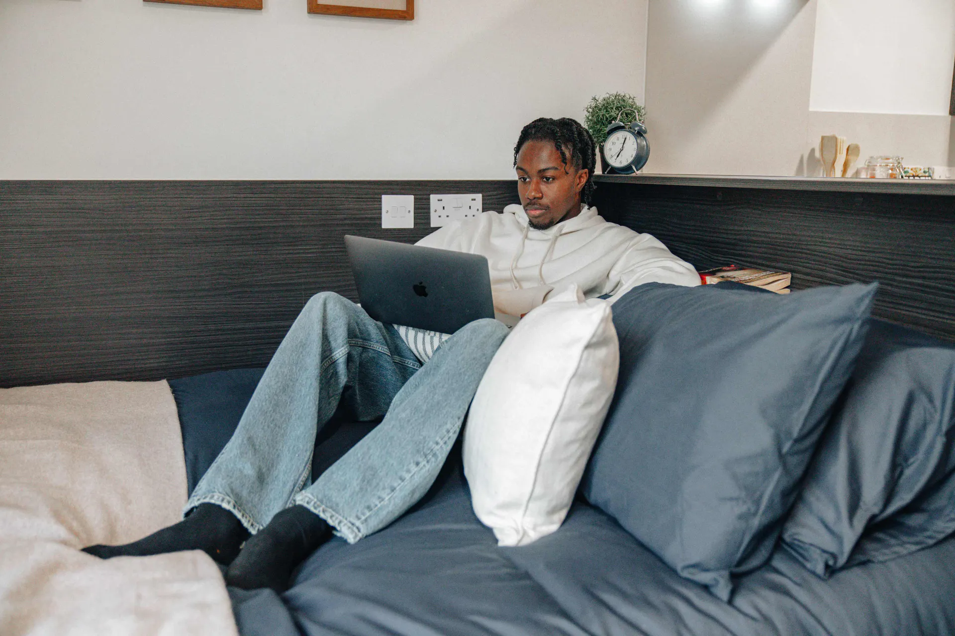 avon-studios-1-bath-Silver Studio