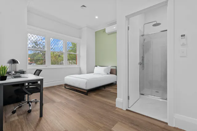Single En-Suite room image 1