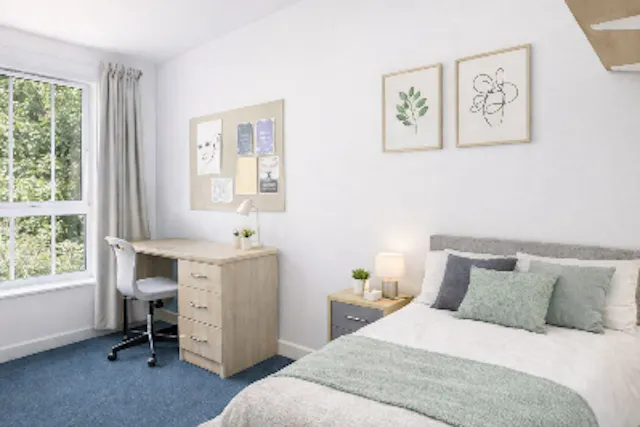 Small En-suite room image 1