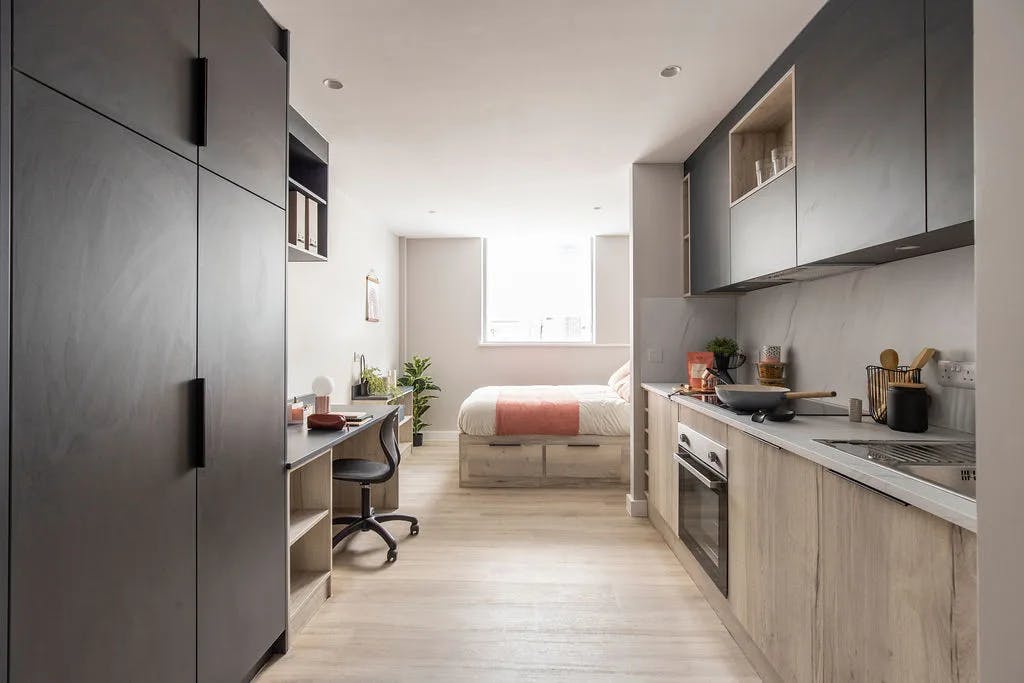 Large Studio Mid Floor
