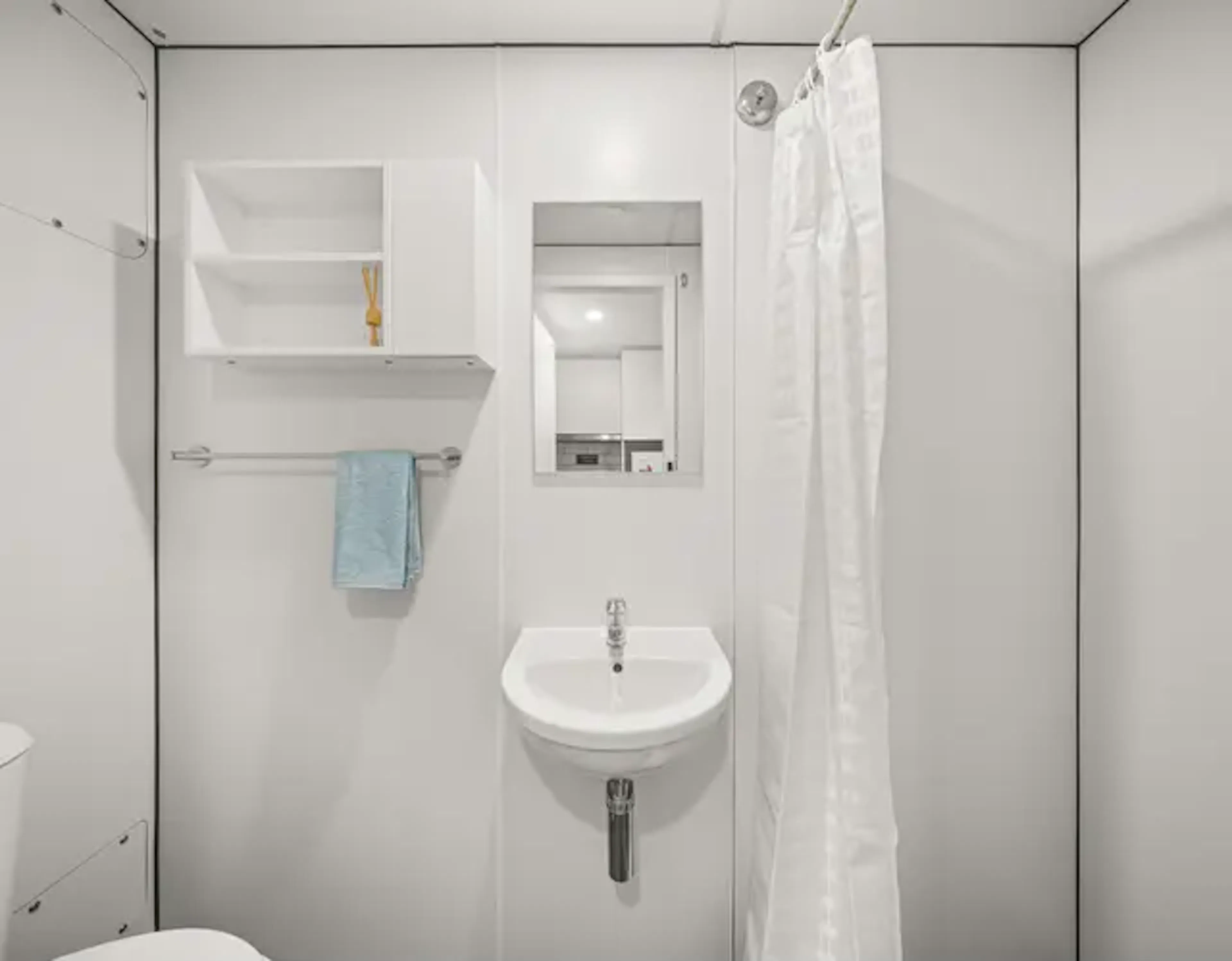 Private Studio Silver BATHROOM 2