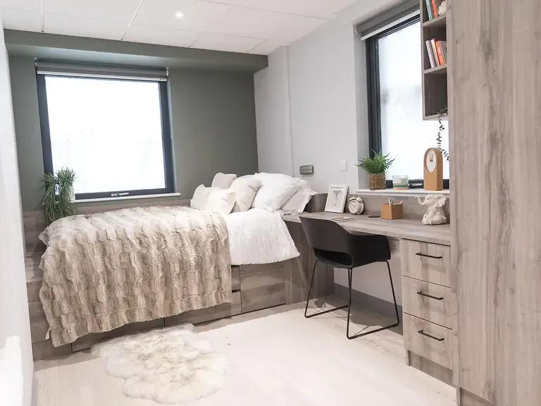 Large En-suite