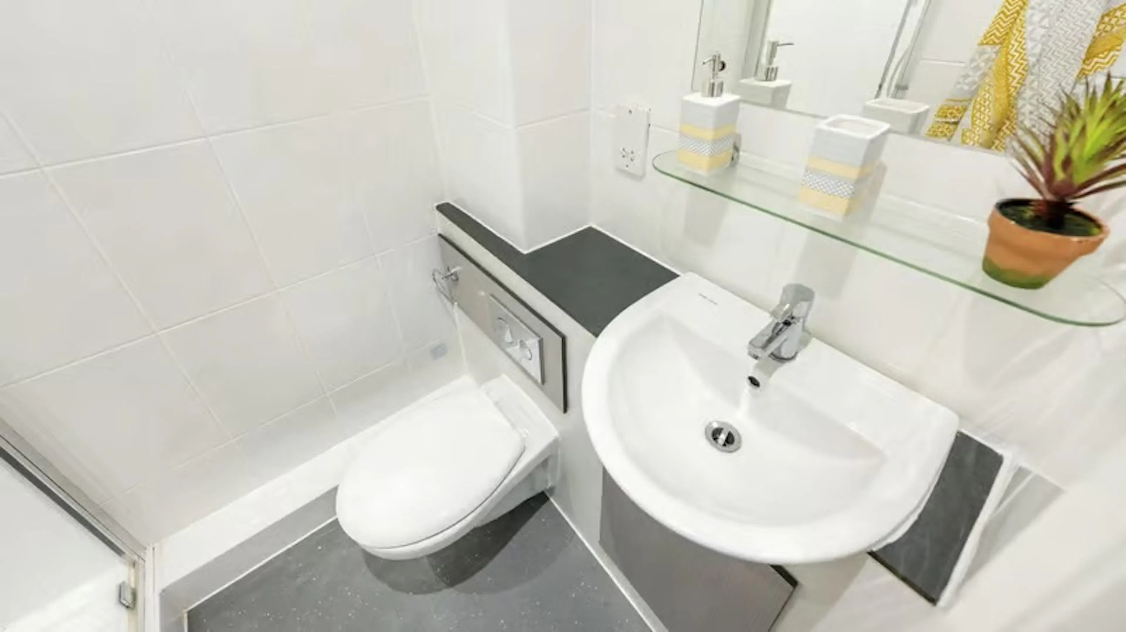 Standard Ensuite  BATHROOM 3