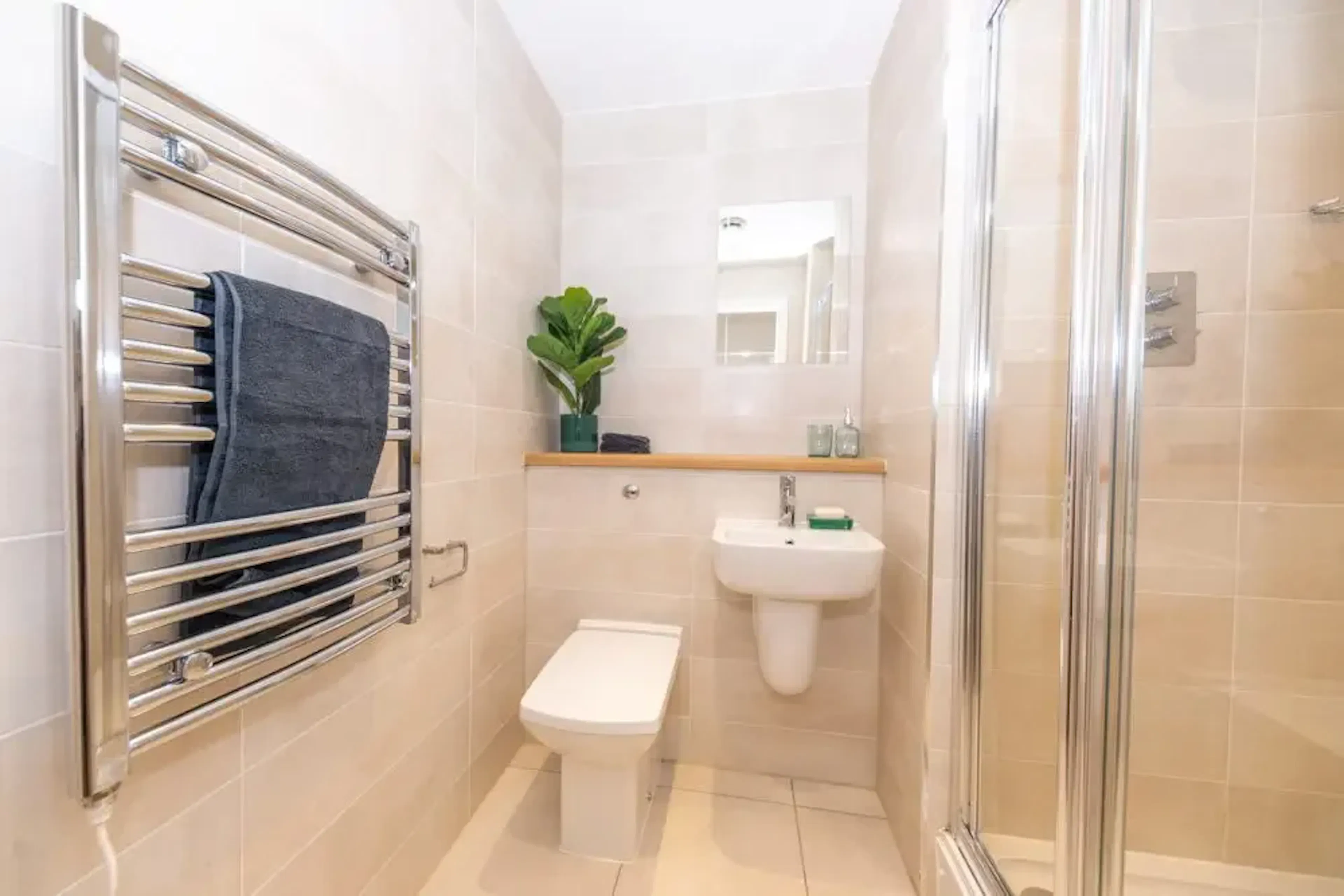 Standard BATHROOM 3