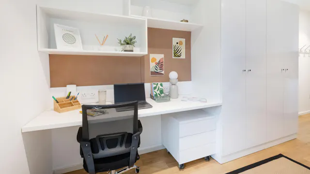 Standard Studio Silver - Dual Aspect room image 2