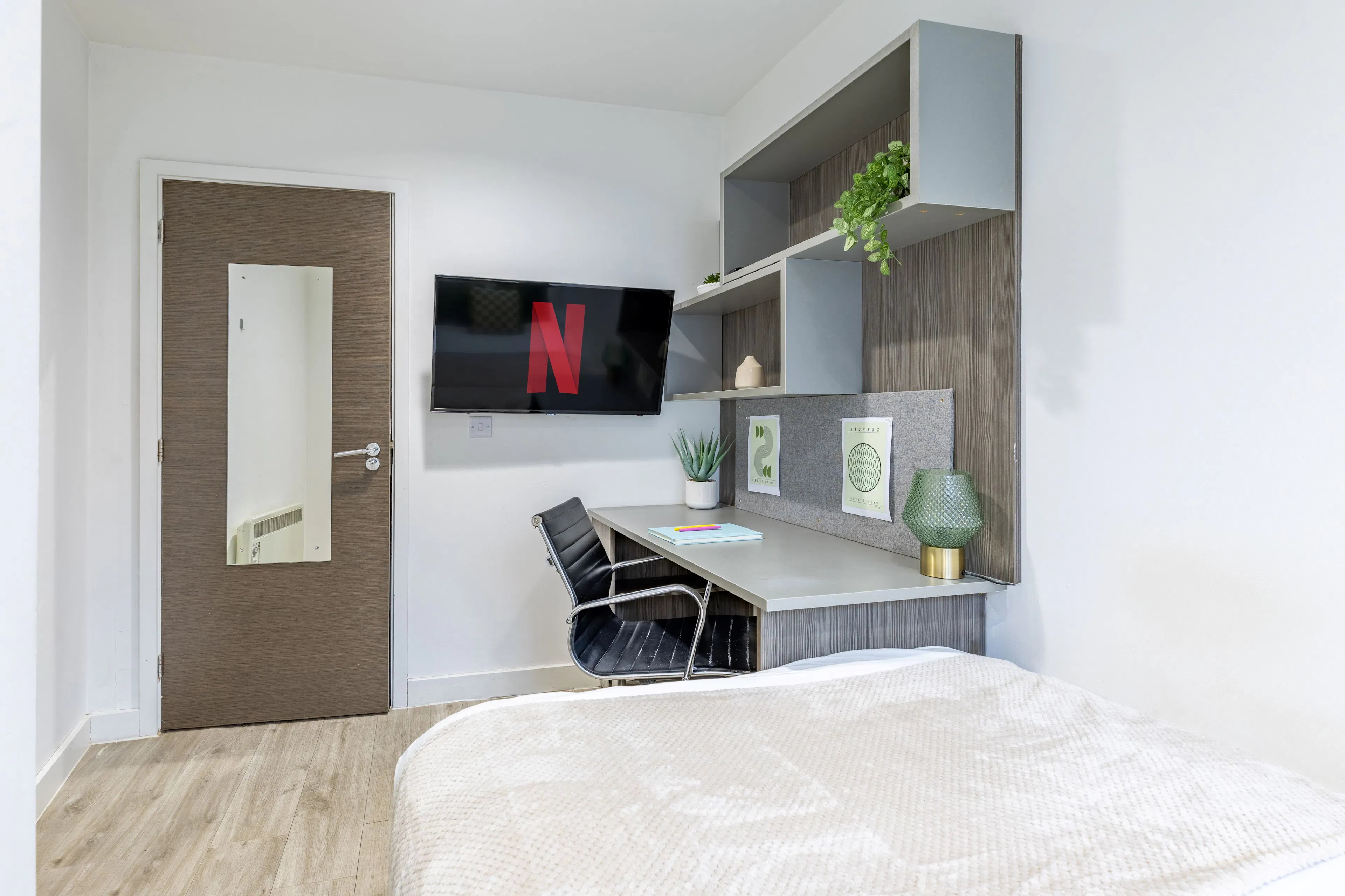 Classic 2 Bed Apartment ROOM 1