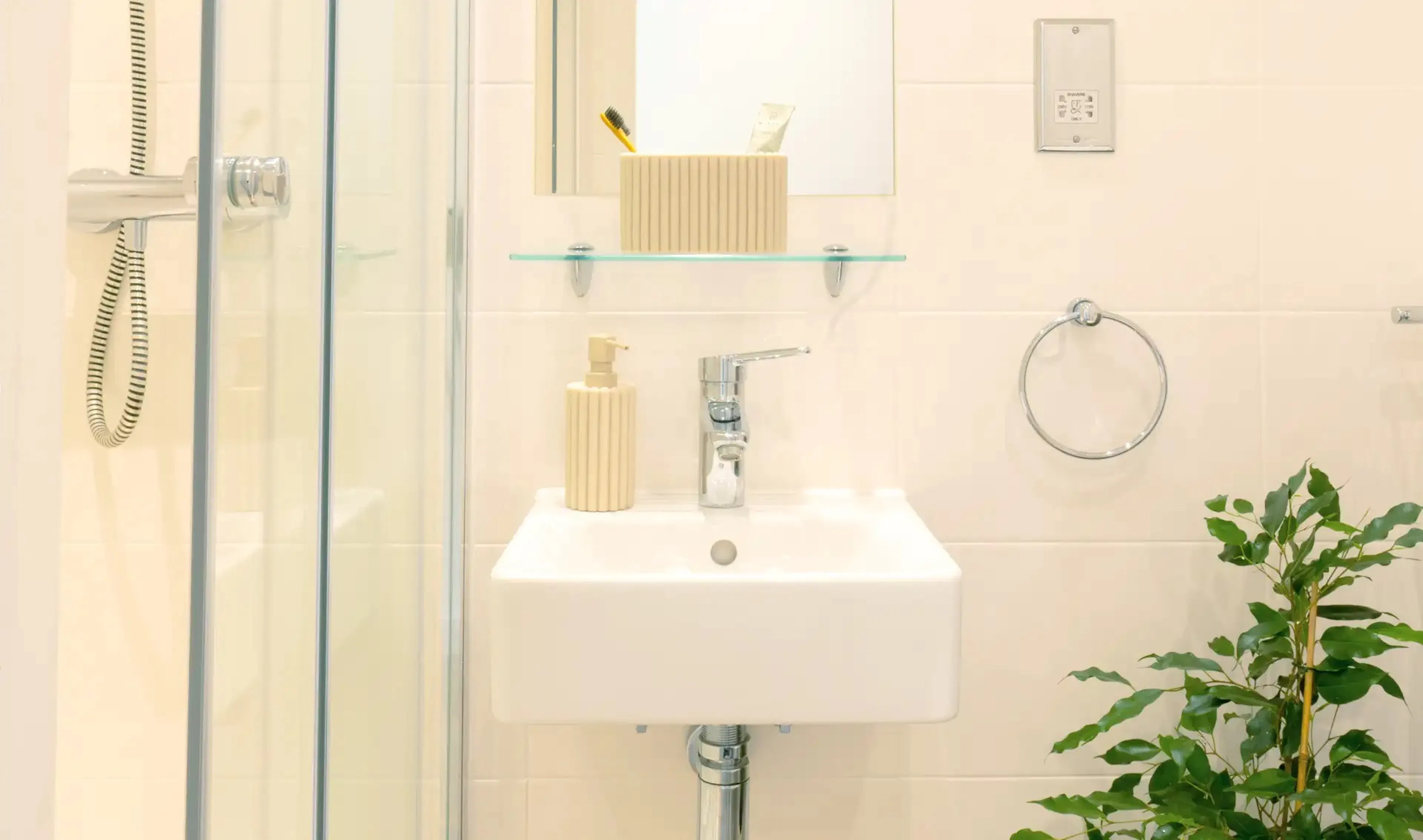 Club Ensuite BATHROOM 3