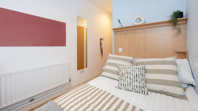6 Bed Classic Ensuite room image 1