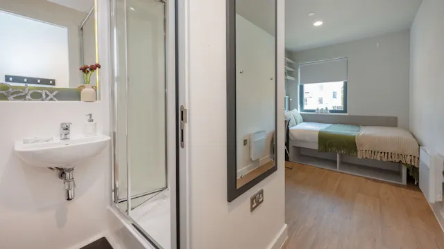 Premium En-suite room image 3