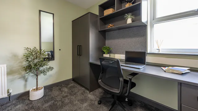 Premium Ensuite room image 2