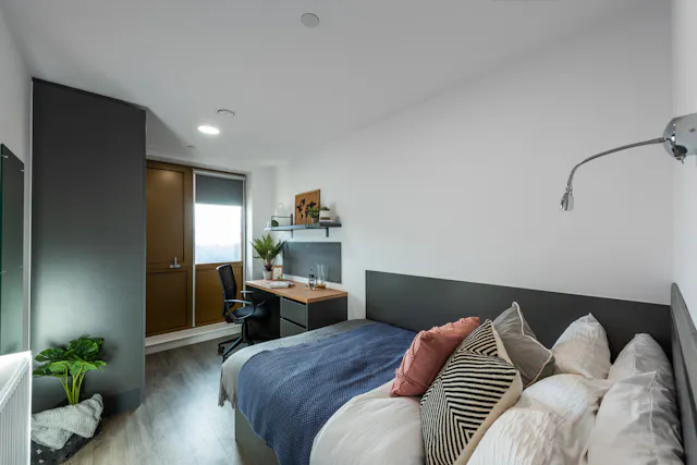 4 Bed Ensuite room image 1