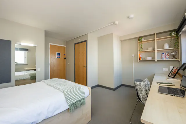 Classic Ensuite Plus room image 2