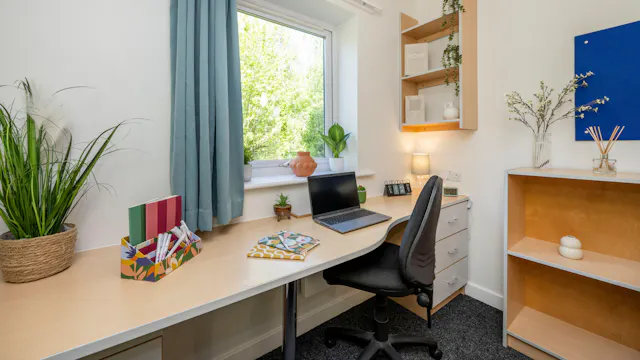 En-suite room image 3